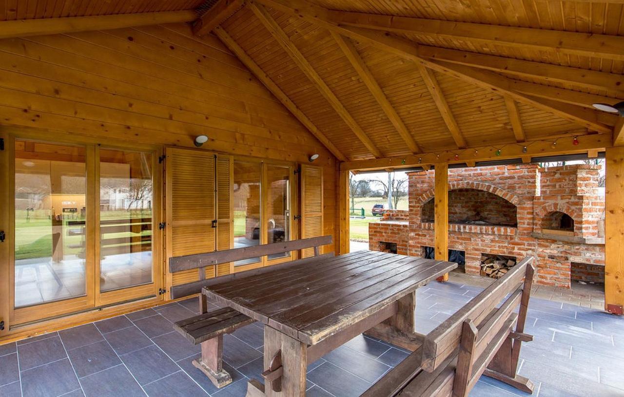V'S Place - Wooden House With Heated Pool And Outdoor Sauna โอโทชาส ภายนอก รูปภาพ