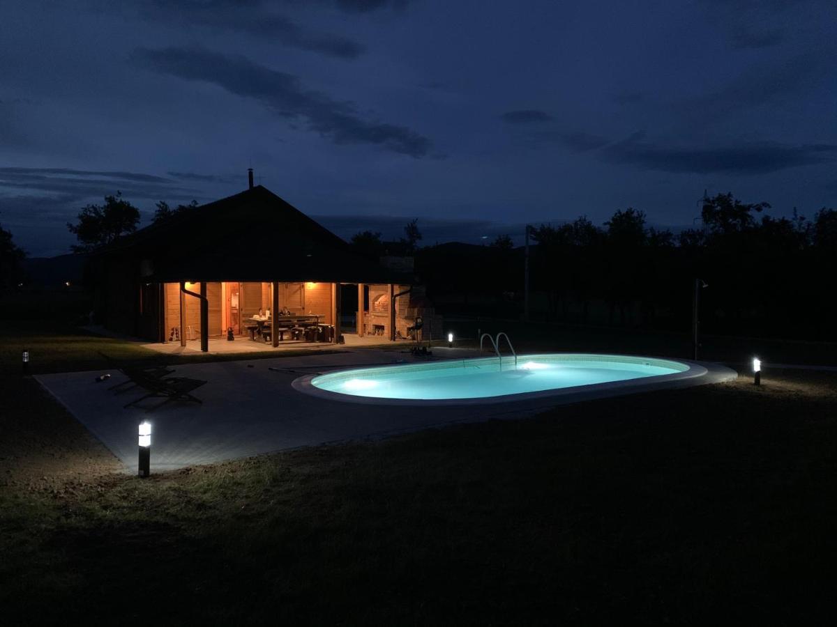 V'S Place - Wooden House With Heated Pool And Outdoor Sauna โอโทชาส ภายนอก รูปภาพ