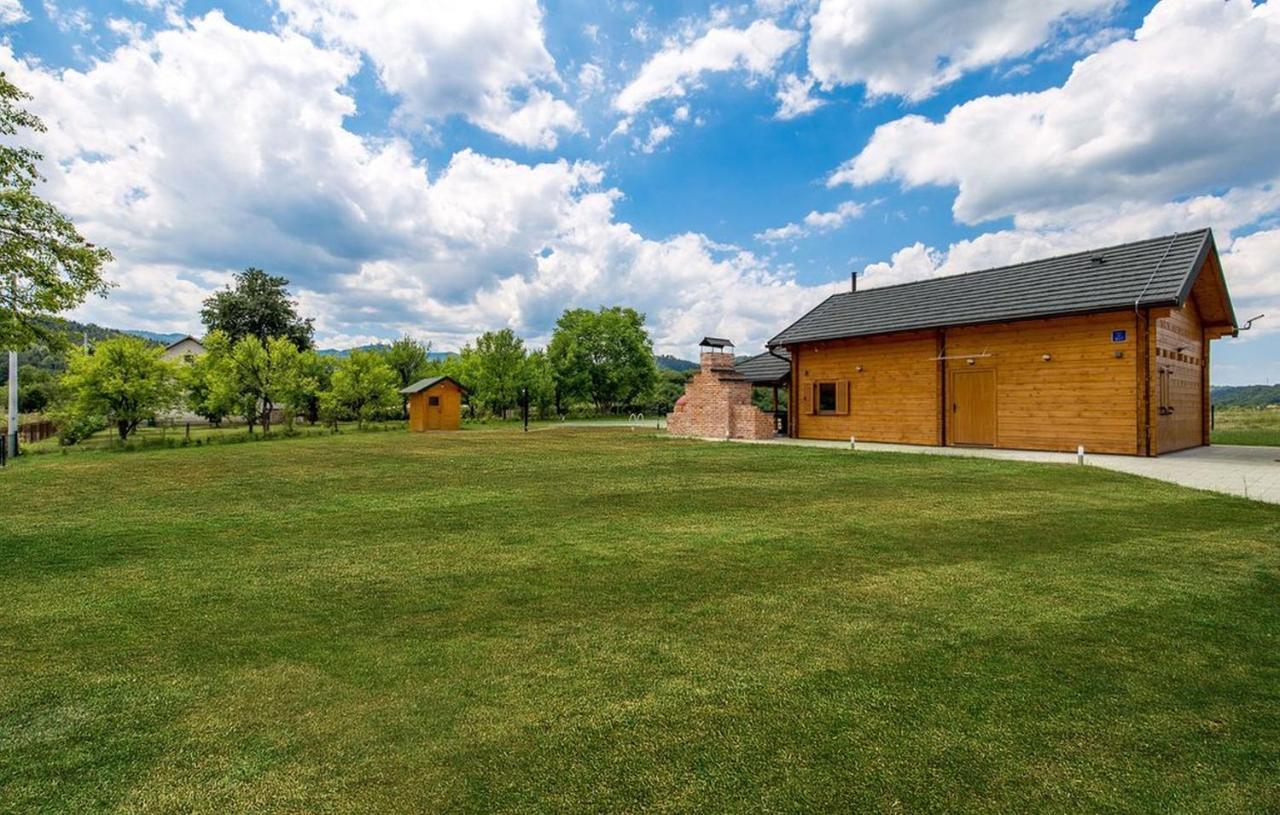 V'S Place - Wooden House With Heated Pool And Outdoor Sauna โอโทชาส ภายนอก รูปภาพ