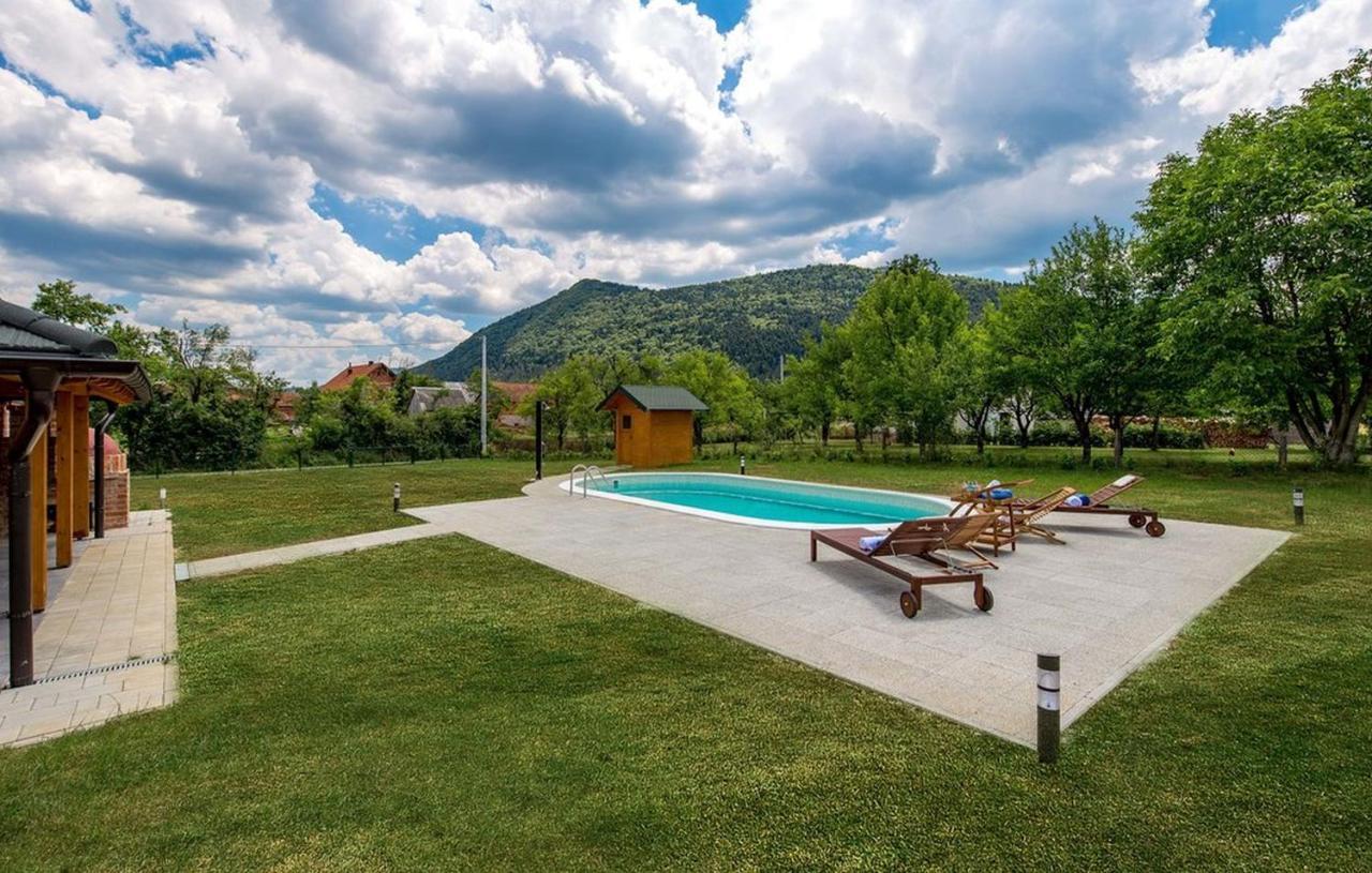 V'S Place - Wooden House With Heated Pool And Outdoor Sauna โอโทชาส ภายนอก รูปภาพ