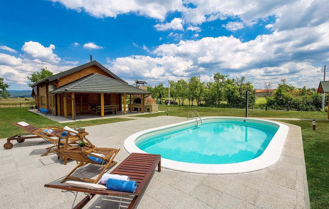 V'S Place - Wooden House With Heated Pool And Outdoor Sauna โอโทชาส ภายนอก รูปภาพ