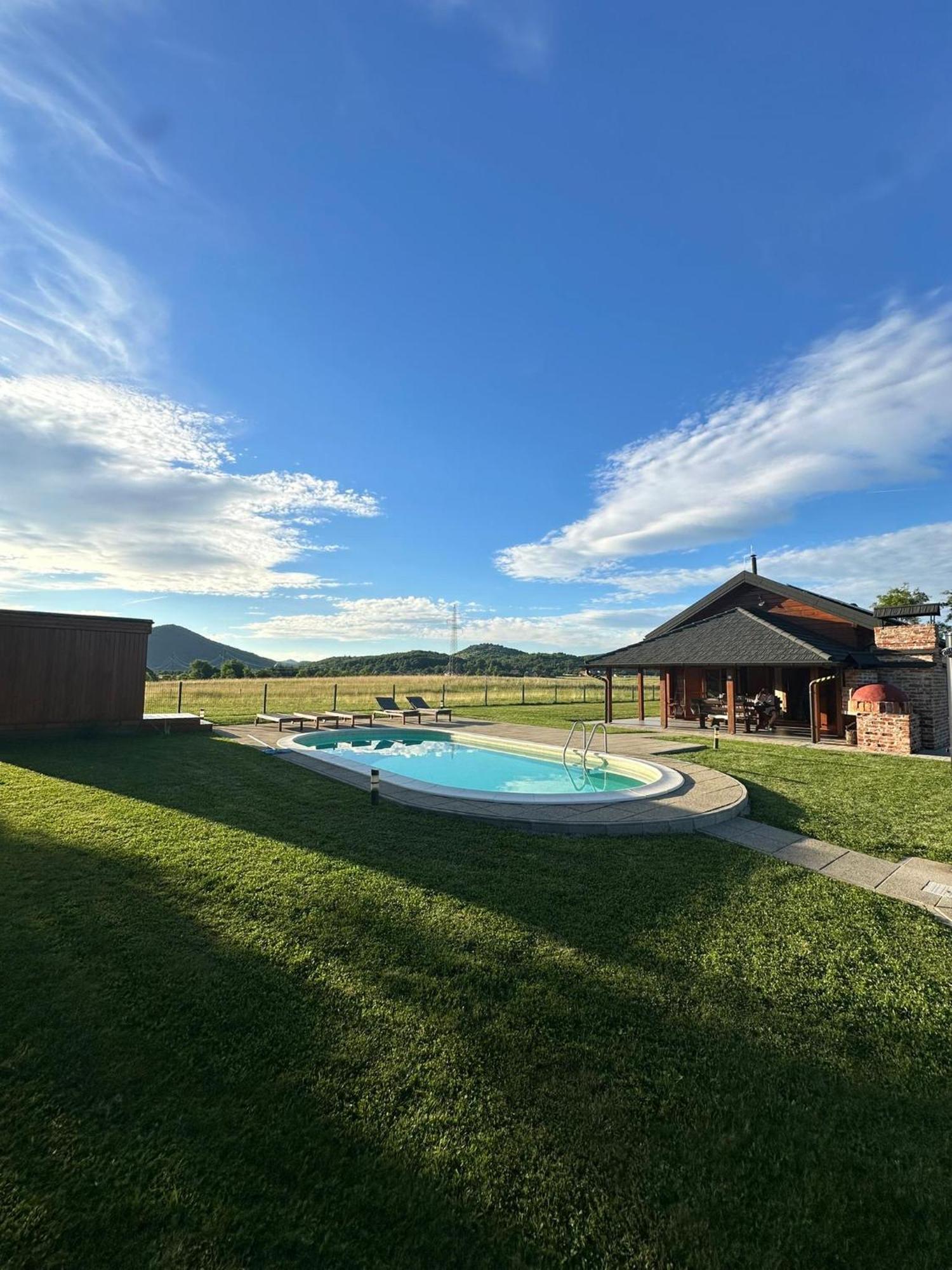 V'S Place - Wooden House With Heated Pool And Outdoor Sauna โอโทชาส ภายนอก รูปภาพ